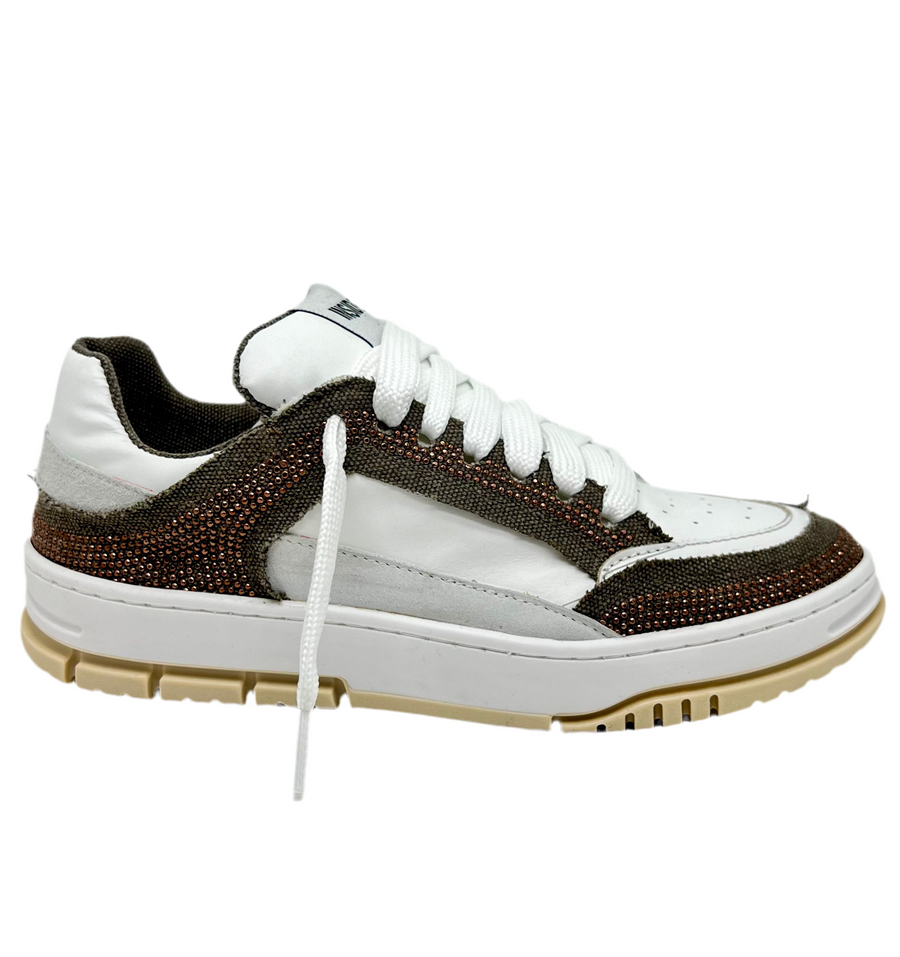 Sneaker pelle con micro borchiette