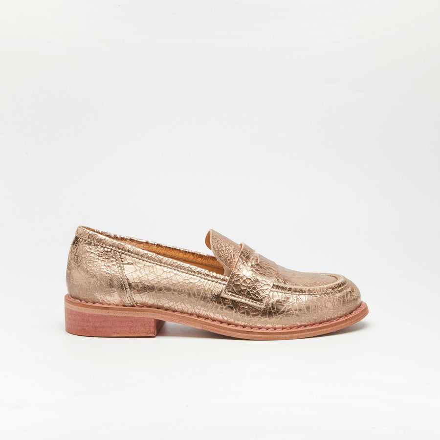 Powder pink laminated leather moccasin