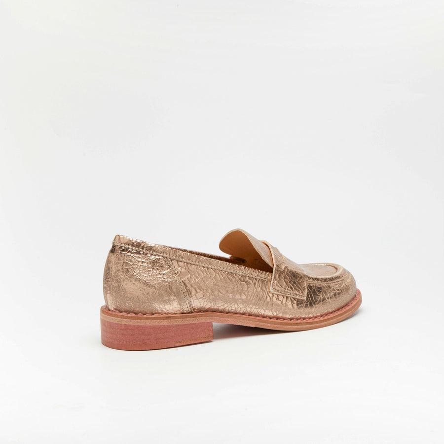 Powder pink laminated leather moccasin