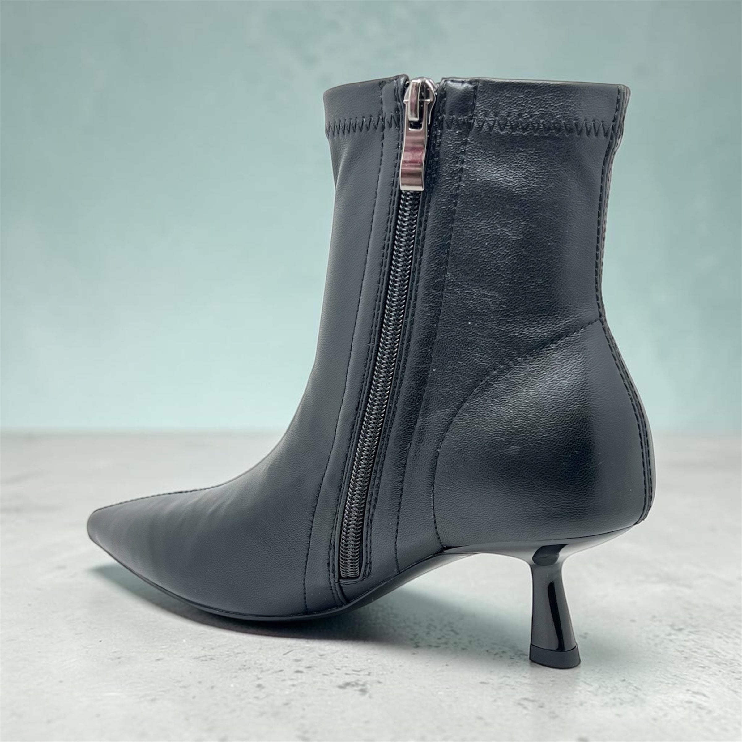Stivaletto nero elasticizzato Aura