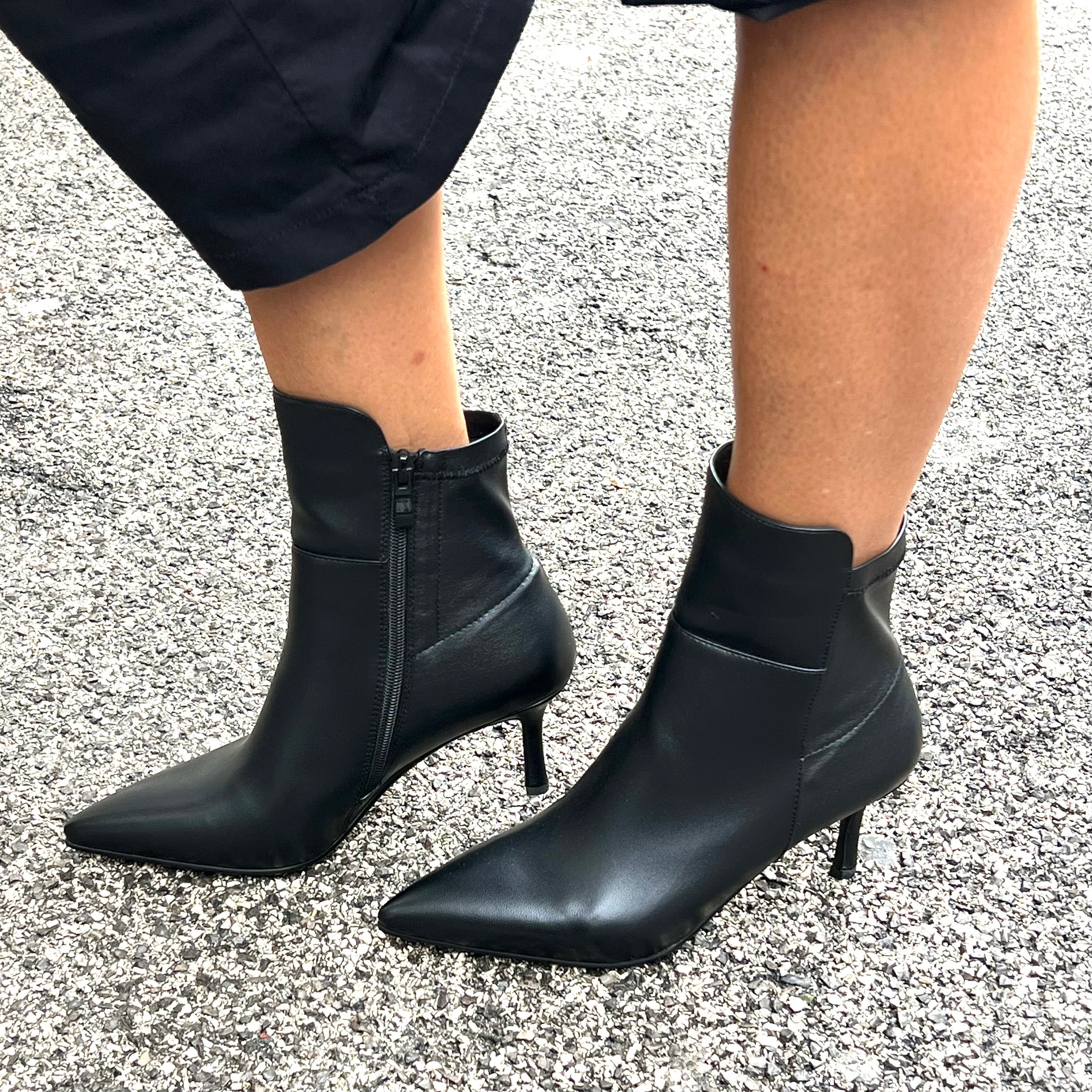 Stivaletto elasticizzato nero