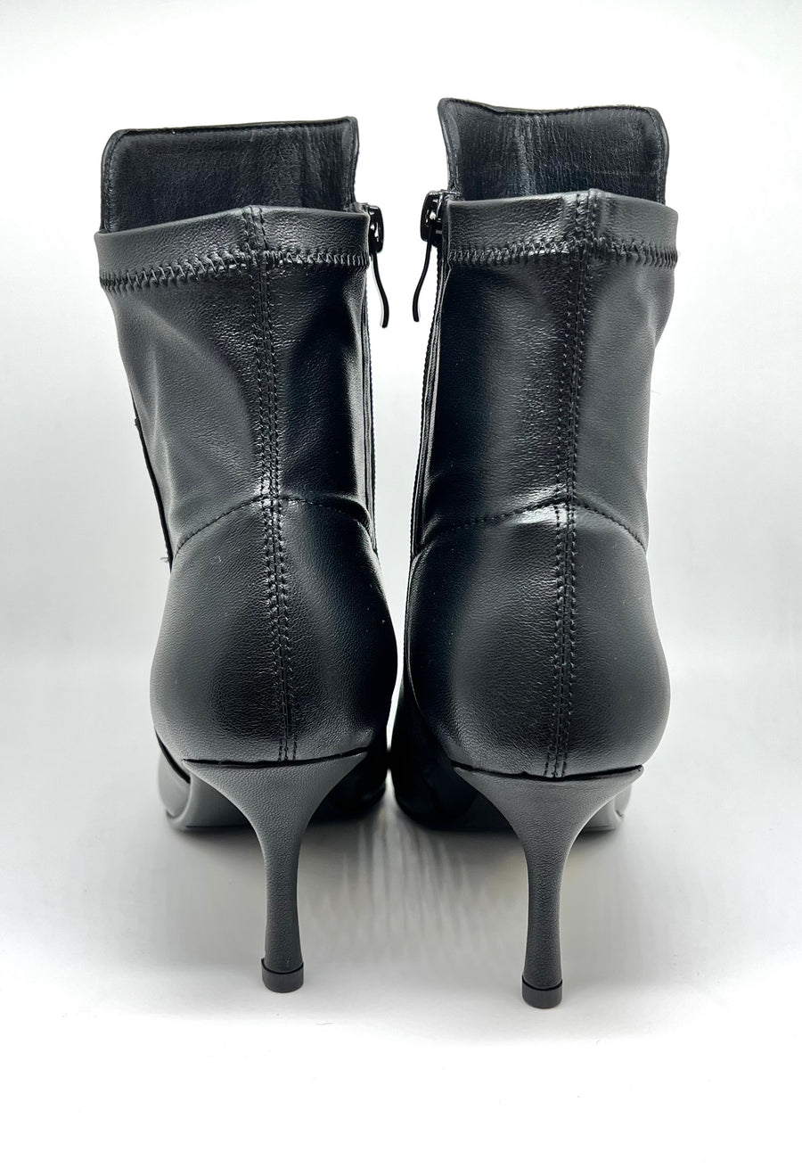 Stivaletto elasticizzato nero