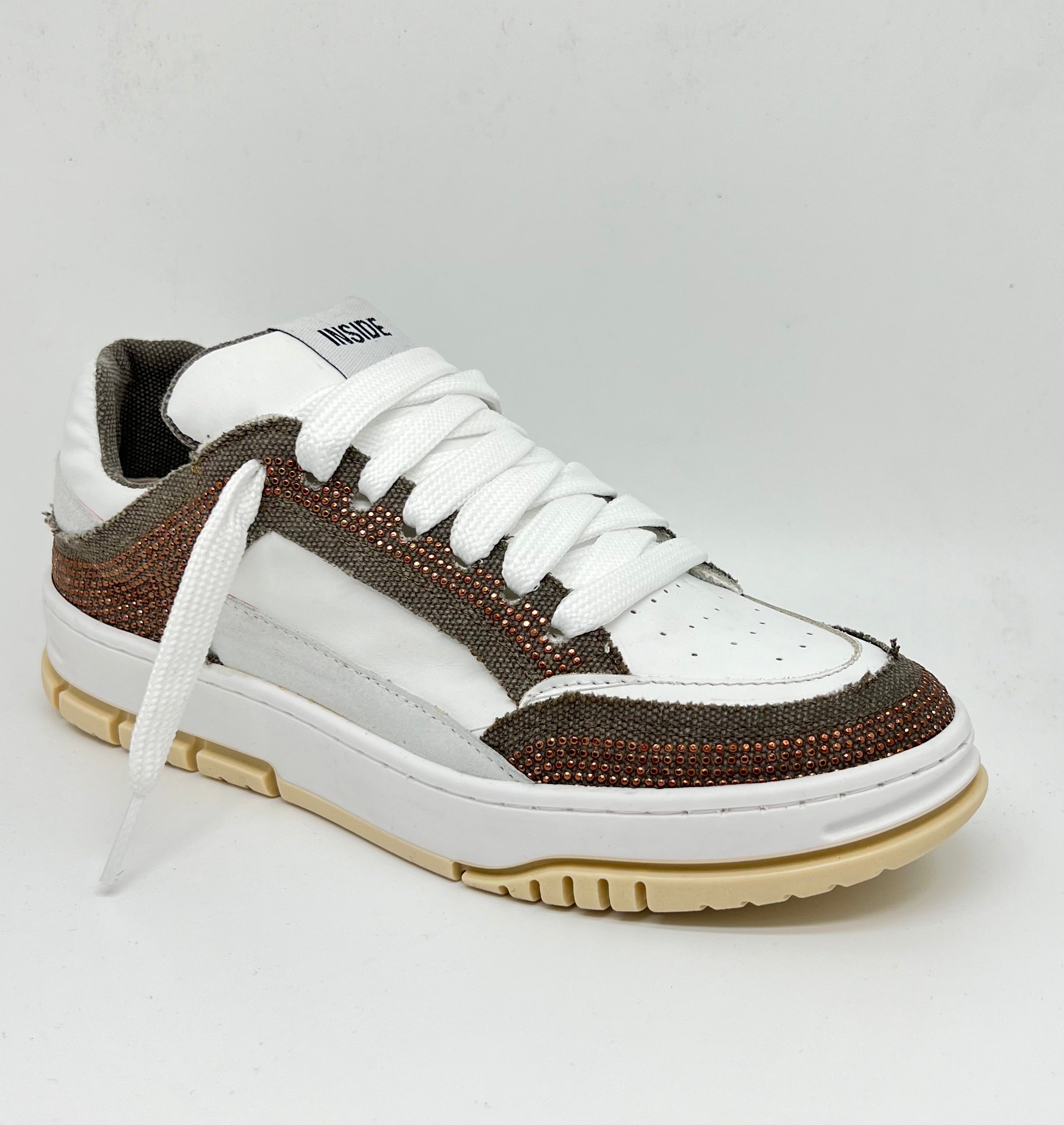 Sneaker pelle con micro borchiette