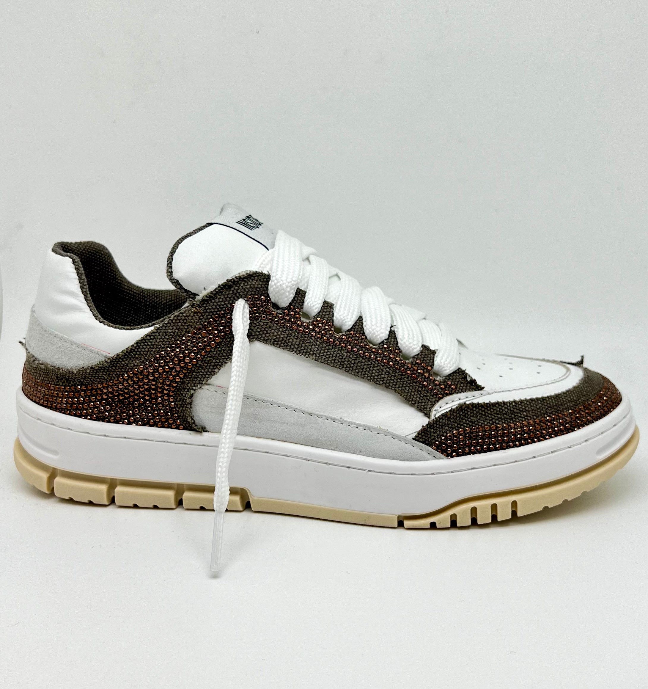 Sneaker pelle con micro borchiette