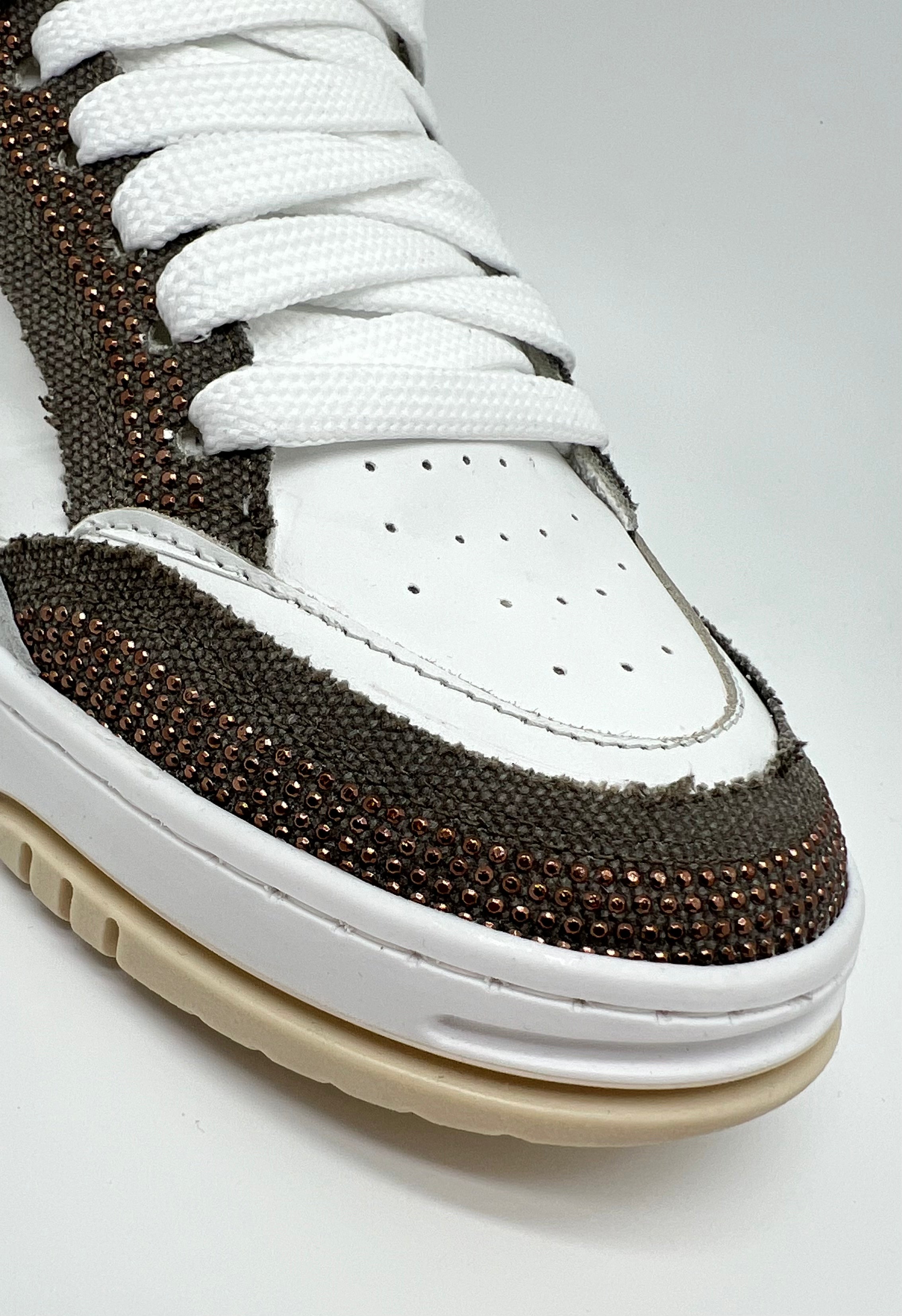 Sneaker pelle con micro borchiette