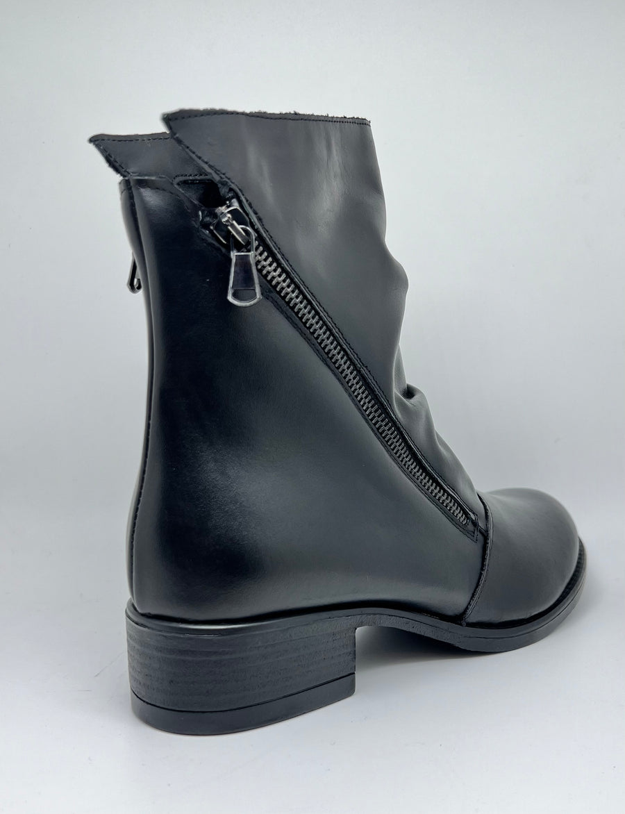 Stivaletto in pelle nero con cerniere lampo made in Italy